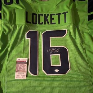 Autographed Tyler Lockett Seattle Seahawks jersey w/ certificate